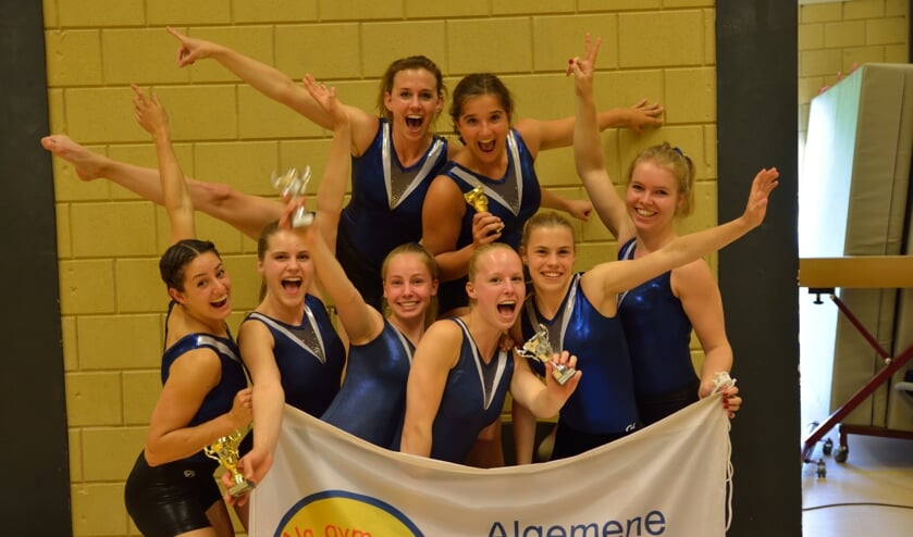 Trotse en blije gezichten van de Fit Lisse-turnsters op het NK Groepsspringen.
