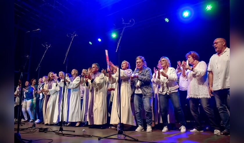 Alle artiesten samen op het podium.