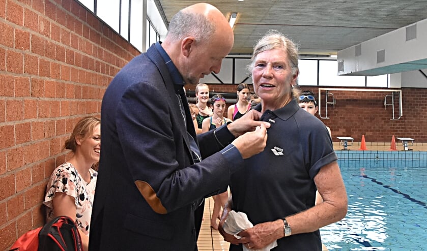 Willy van der Lans krijgt de Zilveren Barensteel uitgereikt door wethouder Arno van Kempen. | Foto: Piet van Kampen