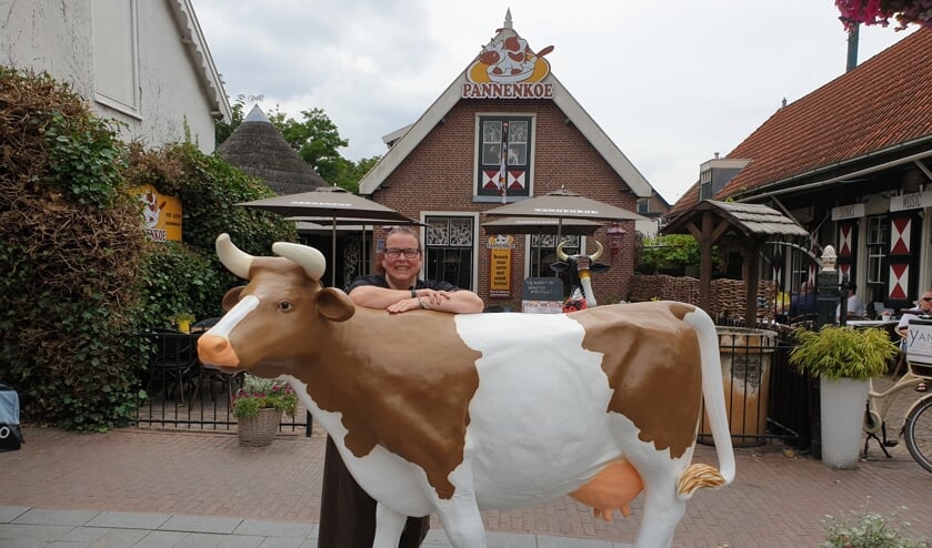 Mirjam van der Werff bij het boegbeeld van Pannenkoe, bij de ingang naar het restaurant.