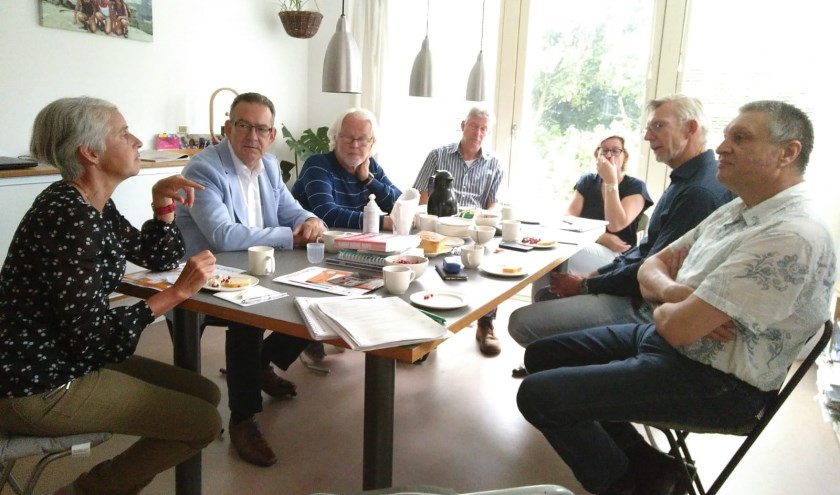 Wethouder Rob ten Boden (tweede vak links) luistert naar de buurtbewoners tijdens het laatste huiskamergesprek. | Foto: pr.