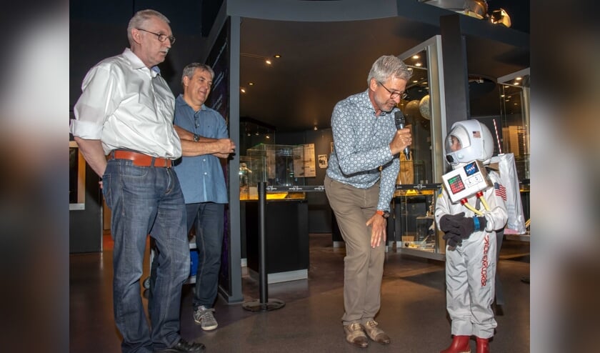 Op de openingsfoto’s ziet u Rob van den Berg, directeur Space Expo, hij opende de nieuwe tentoonstelling met de heren Danny van Hoecke, Ed Hengeveld en Ole Hellfritzsch. Zij leverden alle drie bijzondere objecten voor deze expositie. Ook in beeld: de toekomstige astronaut Lars!