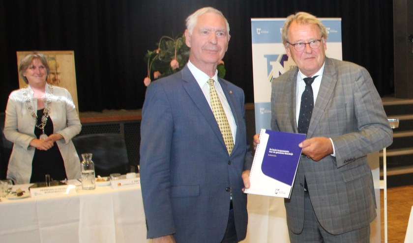 Hans Knapp overhandigt de profielschets voor een nieuwe burgemeester aan Jaap Smit. | Foto: Wim Siemerink