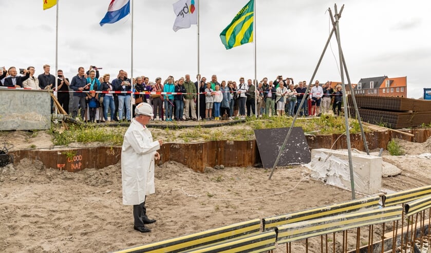 Wethouder Peter Glasbeek 'doopte' de bouw van Kop van Rhijn.