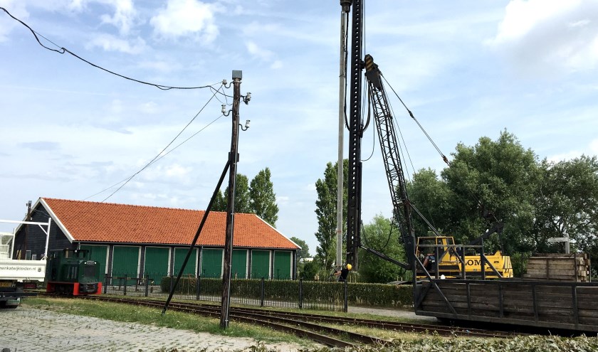De eerste paal wordt geslagen.