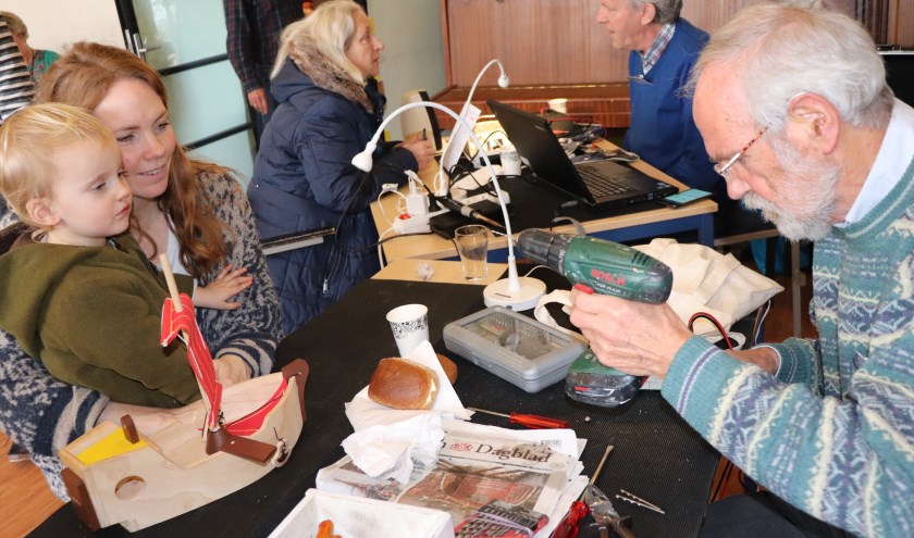Ook speelgoed wordt gerepareerd door de vrijwilligers van het Repair Café.