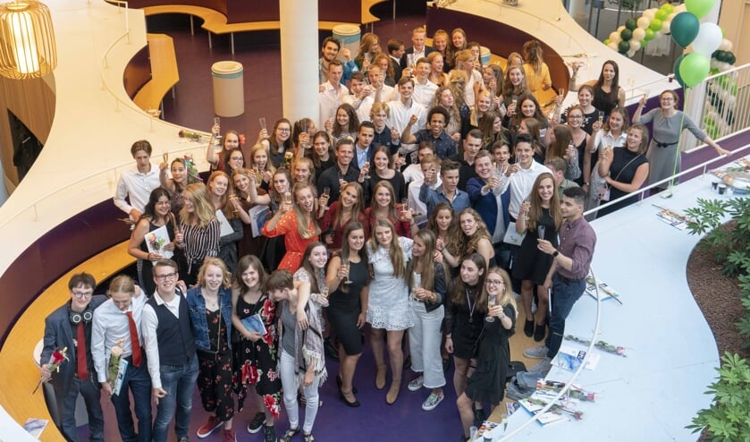 De vwo-leerlingen met hun welverdiende diploma's kunnen nu echt gaan genieten van de vakantie.
