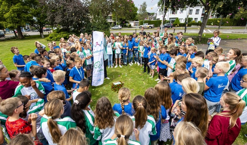 Leerlingen van De Rank en De Kinderburg ontmoeten elkaar op de Narcissenlaan, tussen de twee scholen in.