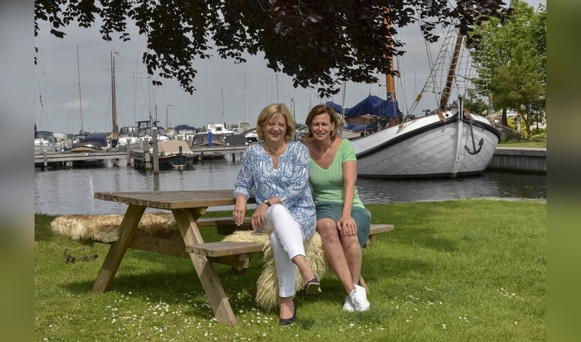 De initiatiefnemers van het Boezemcafé, Jacqueline Eenens en Jacqueline van Heteren.