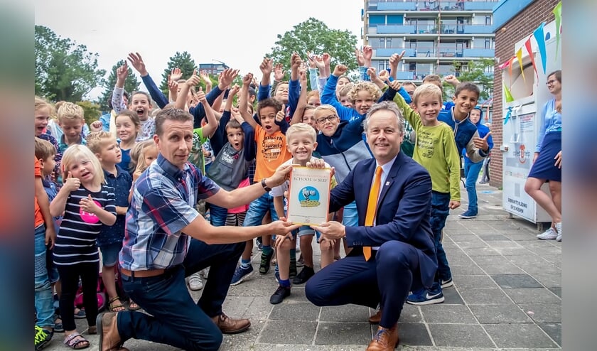 Verkeerswethouder Willem Joosten (rechts vooraan) reikte het School op Seef label uit.