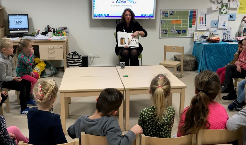 Burgemeester Breuer tijdens het voorleesontbijt bij de Andreasschool. | Foto: archief