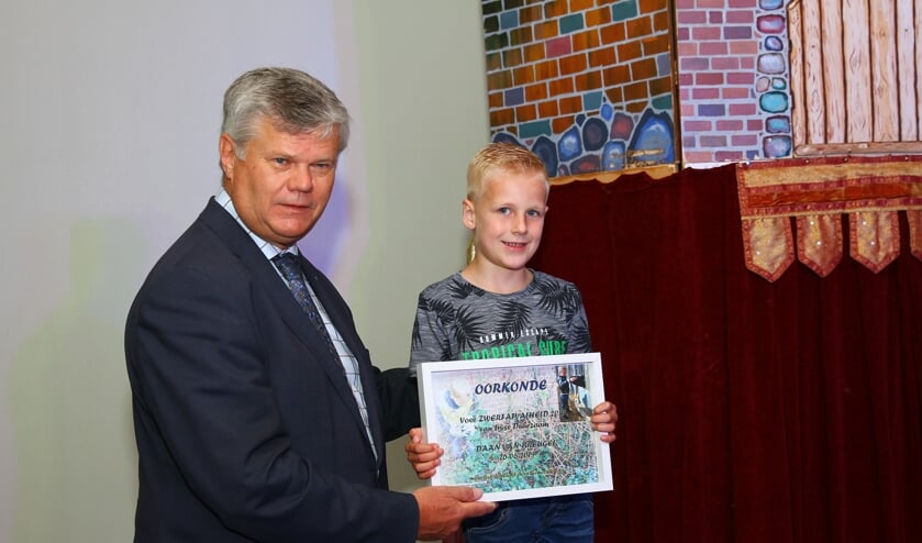 Daan van Breugel raapt overal en altijd zwerfvuil op. Hiervoor kreeg hij een oorkonde van de wethouder.