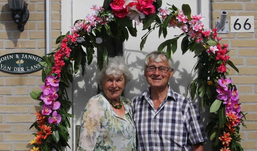 Het diamanten paar onder de versierde boog bij de voordeur van hun huis. | Foto: Annemiek Cornelissen.