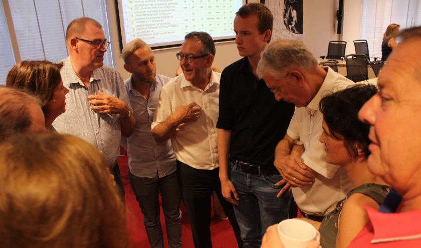 Tijdens de schorsing werd druk over het afval gemasseerd. In het midden is wethouder Rob ten Boden aan het woord.
