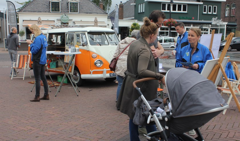 Inwoners wordt in de Herenstraat gevraagd naar hun mening over het centrum van Voorhout. | Foto: NK