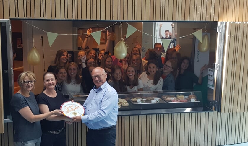 Conrector Rob de Kleijn is trots op de Gouden Schoolkantine Schaal die het Fioretti in Lisse ontving.