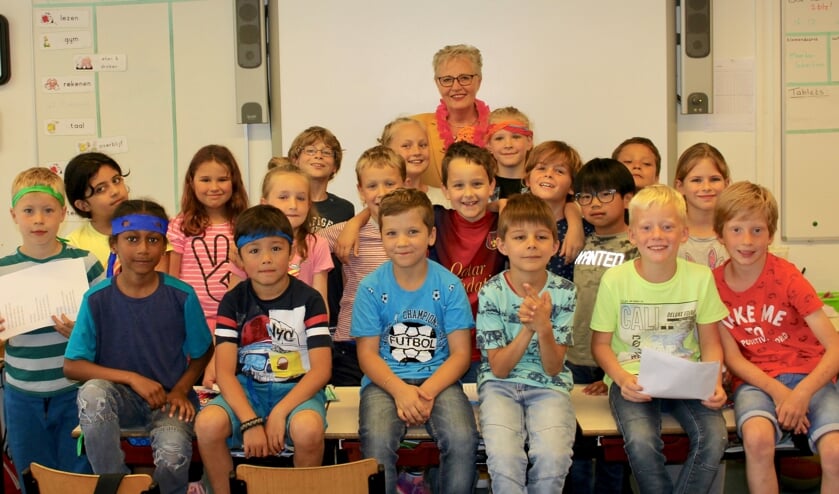 Juf Marianne tussen 'haar' kinderen. | Foto: Annemiek Cornelissen.