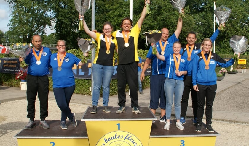 Het podium van het NK Petanque voor Mix-teams met als winnaars het duo Ellen Walrave en Marwin van Diermen uit Bergen op Zoom.