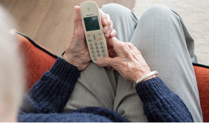 Niet alleen aan de deur proberen oplichters hun slag te slaan, dat gebeurt ook telefonisch. Geef nooit een pincode van een bankpas door.