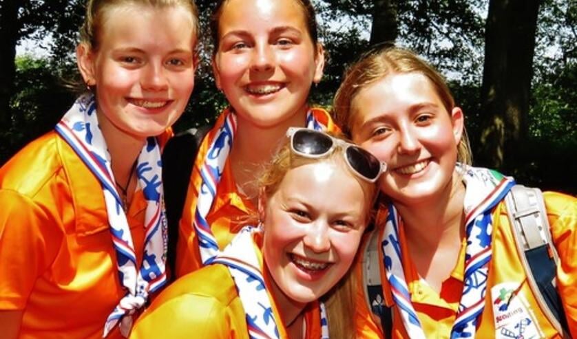 Elaine (links boven), Maayke (midden) en Roxanne (rechts). Midden onder staat Esmee.