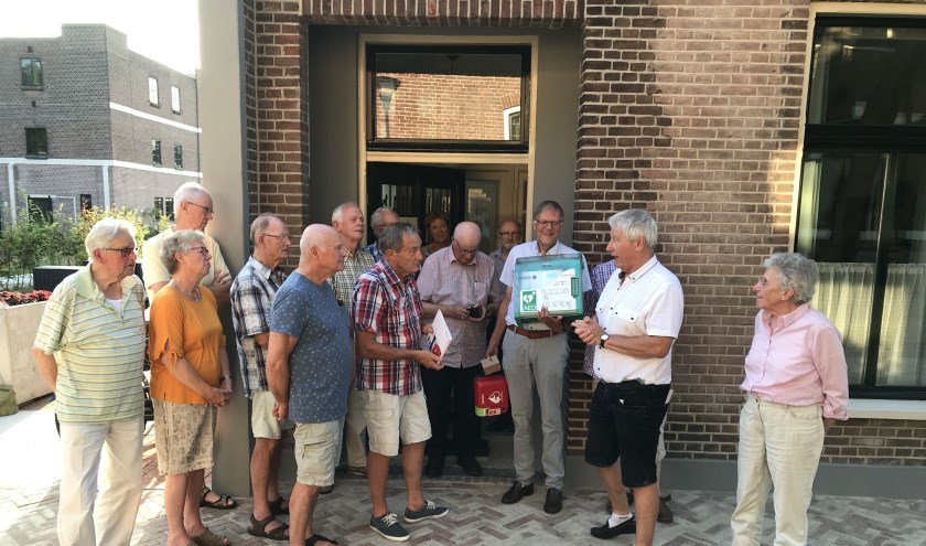 Vrienden voorzitter Hans Lommerse ontvangt de AED uit handen van Gert van Eijk. | Foto: pr