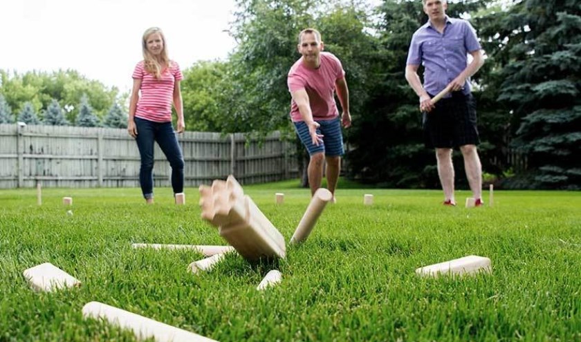Je kunt kubb spelen als je 5 bent, maar ook nog als je 80 bent. Daarom is het een ideaal spel om met een vriendengroep, gezin of familie te spelen. | Foto: PR