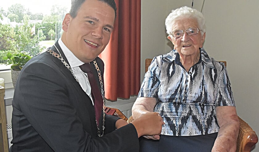 Loco-burgemeester Gerard Mostert jr. feliciteert de jarige namens de gemeente. | Foto: Piet van Kampen.