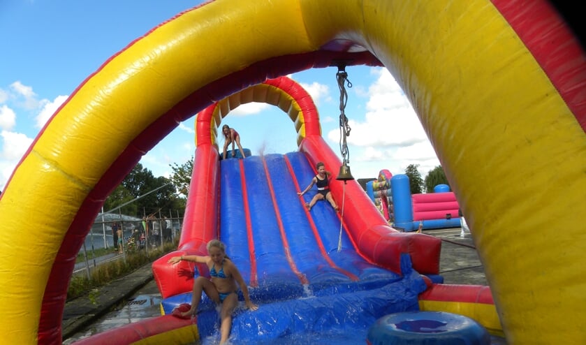 Kinderen kunnen zich vanmorgen vermaken bij het Waterspektakel aan de Waardlaan.