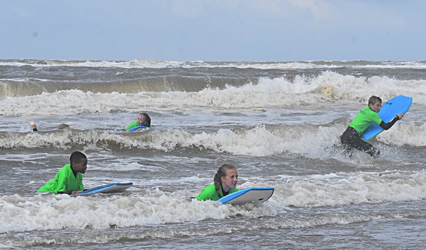 De golfsurfclinic vormde een frisse start van het uitgebreide programma van het Noordzeezomerfestival. | Foto: Piet van Kampen