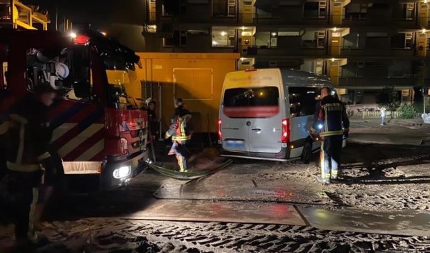 Brandweer sleept busje uit blubber - .