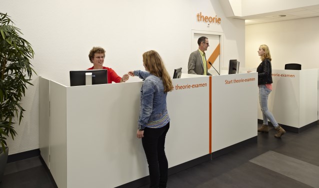 Het theorie-examen bestaat volgens Jan Verbruggen uit veel futiliteiten.