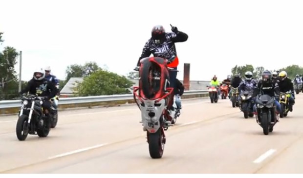 Het gaat wel vaker fout bij een Ride of the Century, zoals hier in 2011. Veel mannen op motoren is nu eenmaal een mooie basis voor haantjesgedrag.