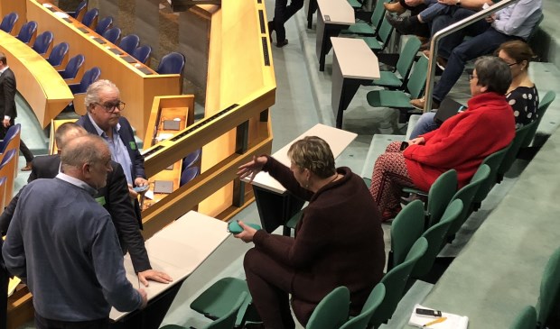Tijdens een schorsing praten onder andere de voorzitters van de VRB, FAM en BOVAG elkaar bij.