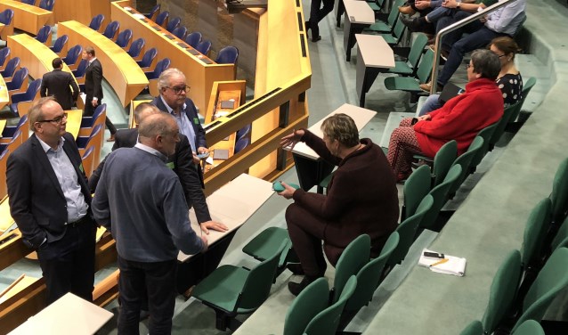 Tijdens een schorsing praatten onder andere de voorzitters van de VRB, FAM en BOVAG elkaar bij tijdens de behandeling van d tweede termijn in de Tweede Kamer.