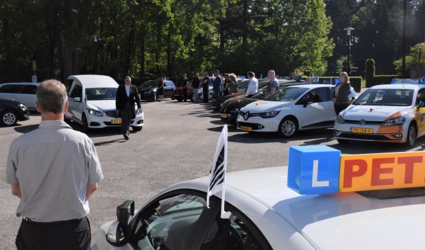 Instructeurs brengen een laatste groet aan Henk Reinink.