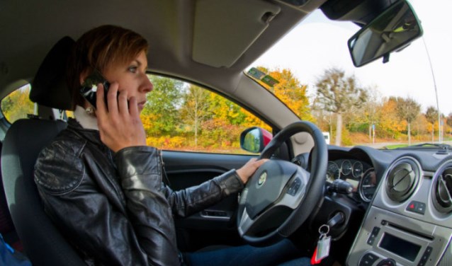 Is je smatphone gebruiken tijdens autorijden roekeloos? Veilig Verkeer Nederland (VVN) vindt dit zeker.