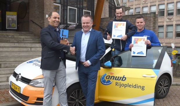 Op de foto van links naar rechts Enayat Poya, Sander Borsten, Hans Peter en David Meeldijk.