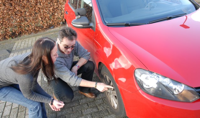 Ook een check van de banden is onderdeel van het coachen van een beginnend bestuurder.