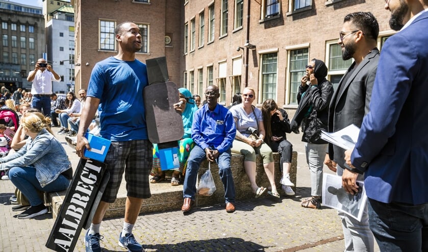 Nederland. DEN HAAG, 01-07-2019 - Rij-instructeurs en mensen die zich gedupeerd voelen door rijschoolhouder Ferry Aalbregt uit Zoetermeer, demonstreren in Den Haag. Zij willen een vangnet voor kleine rijscholen en gedupeerde leerlingen en dat er strengere eisen komen om een rijschool te kunnen begin