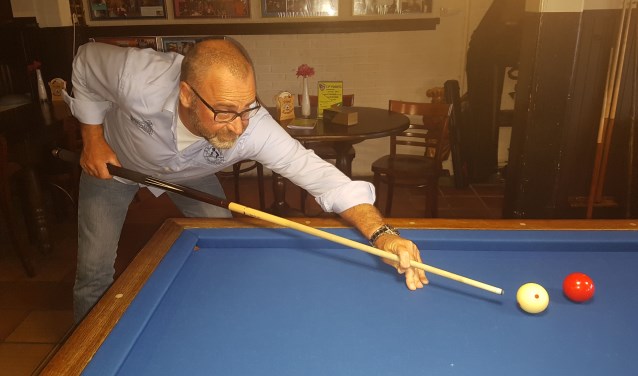 Jos Schapendonk gaat de uitdaging aan om 41 uur aaneengesloten te biljartenFoto: Ronald van Rossum