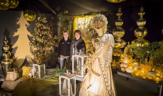 Nel van Engelen en een van haar medewerksters tonen de kerstshowFoto: Niek Geneuglijk