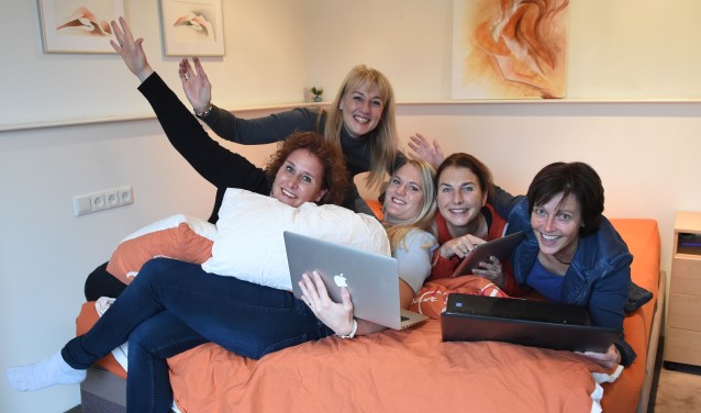 Het team van Sleepwise met Esther Hoekveld, Brigitte Sijpestein, Brenda Sambo, Aline Kruit en Irma Leijten (v.l.n.r.)Foto: Henk van Esch