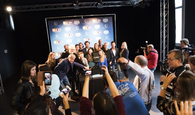 Een deel van de enthousiaste cast en crew van Tom's Magische Speelgoedwinkel en 'n Zomer zonder vrouw…in GrouFoto: Jos Kaldenhoven en Marloes Kemps