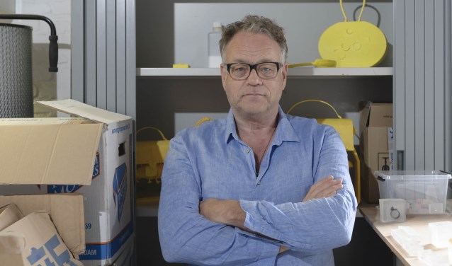 Ted Noten in zijn atelier in de Mengfabriek. Foto: Ben Nienhuis