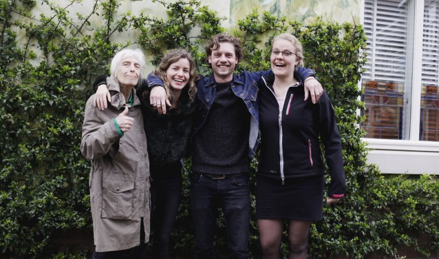 Een groep kameraden bestaat uit jong en oud