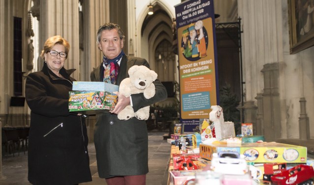 Robert van Straaten overhandigt Betty Neefs, bestuurslid Bossche Kleding & Speelgoedbank, symbolisch de eerste Vierde Geschenken. Foto: Niek Geneuglijk