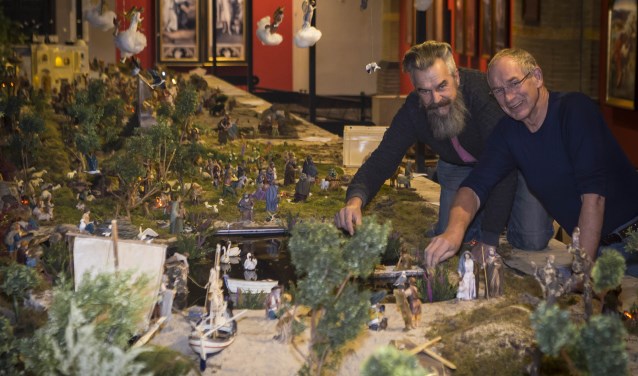 Fred van der Zwet en Roel den Dulk bouwden het kerstdiorama met eigen handen op
Foto: Niek Geneuglijk