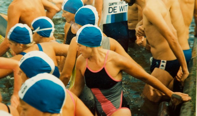 Triathlon Rosmalen: finish in Rosmalen (1985) en start bij het zwemmen (1986)Foto: Freek Jansen