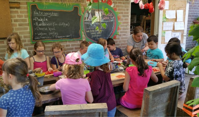 Rondom de patio worden nu en in de toekomst activiteiten georganiseerd voor buurtbewoners, zoals hier aardbeienjam wordt gemaakt tijdens de kindertuin