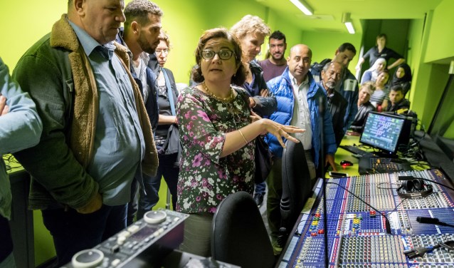 Er is veel belangstelling voor de techniekruimte tijdens de rondleiding in Perron-3